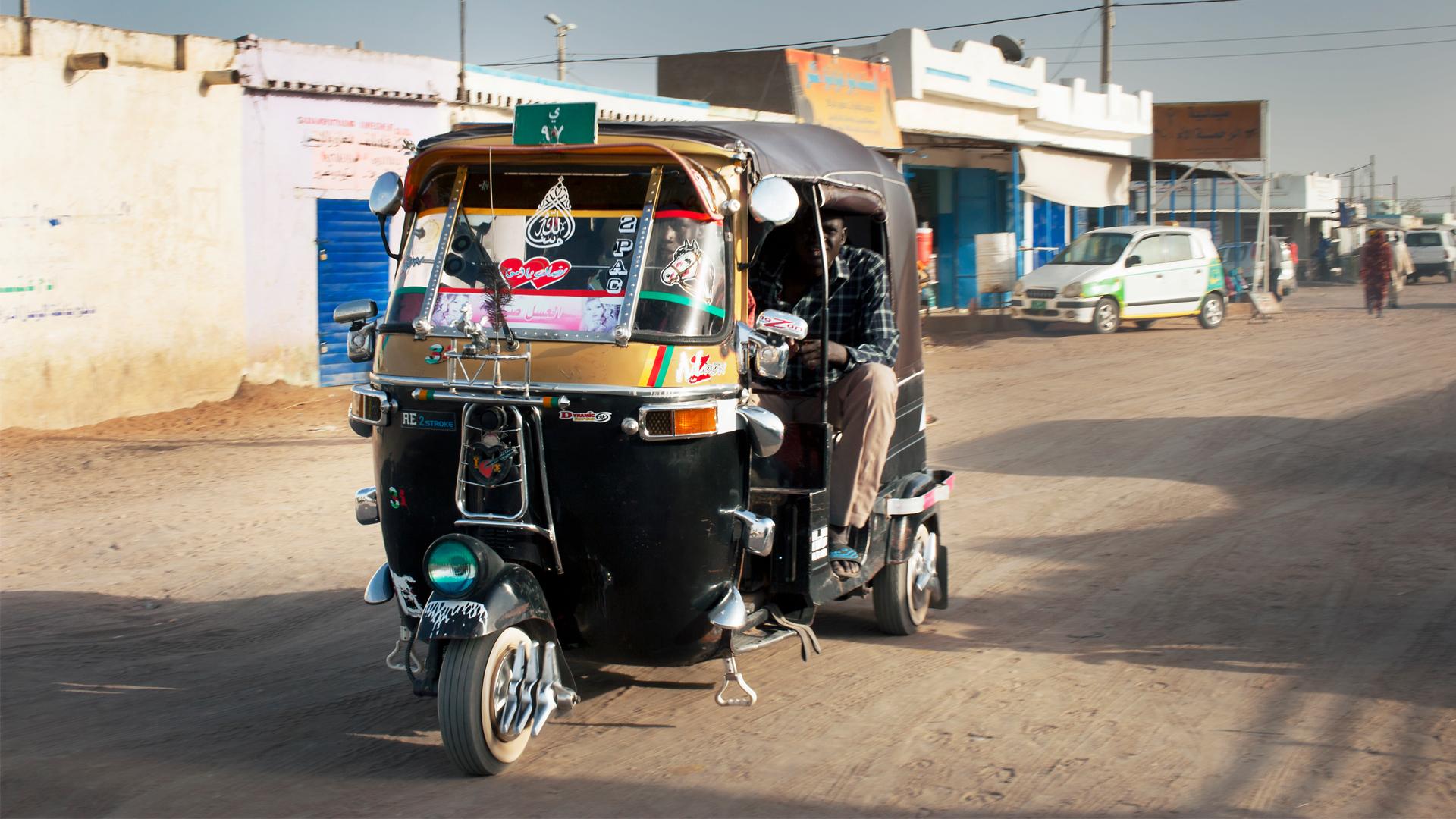 سيارات نقل صغيرة للصحافيين السودانيين